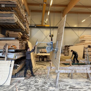 Gütertransport Werkhalle Mit wenigen Handgriffen ist der GIS Vakuumheber an den Hallenkran angeschlossen und steht für den Platten- und Gütertransport in der ganzen Werkhalle zur Verfügung.