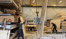 Mit wenigen Handgriffen ist der GIS Vakuumheber an den Hallenkran angeschlossen und steht für den Platten- und Gütertransport in der ganzen Werkhalle zur Verfügung.