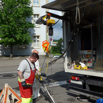 Single-phase chain hoist in truck for sewer cleaning