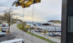 Mit Hilfe des ausfahrbaren Kranträgers können Güter von ausserhalb des Gebäudes hoch in die Produktionsebene transpor-tiert werden.