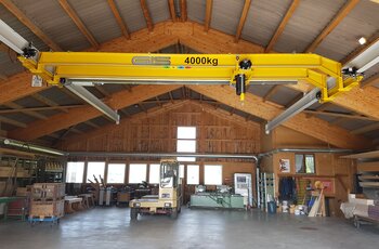 hallenkran in schreinerei mit optimaler ausnutzung der raumhoehe