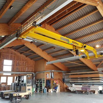 Hallenkran stellt Materialtransport in Schreinerei sicher