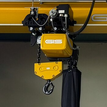 Hubwerk Kettenzug 8000 kg Als Hubwerk kommt ein GIS-Elektrokettenzug GP2500 in einer Sonderausführung zum Einsatz. Bei dieser Ausführung wird das eine Kettenende am Fahrwerk befestigt, wodurch sich die Belastung verteilt und eine Tragfähigkeit von 8'000 kg erreicht wird.
