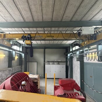 Laufkran Pumpwerk In einem Pumpwerk des ZASE wurde kürzlich ein neuer GIS-Laufkran installiert. Dieser kommt vorwiegend bei Wartungs- und Servicearbeiten zum Einsatz.