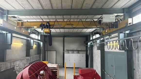 Laufkran Pumpwerk In einem Pumpwerk des ZASE wurde kürzlich ein neuer GIS-Laufkran installiert. Dieser kommt vorwiegend bei Wartungs- und Servicearbeiten zum Einsatz.
