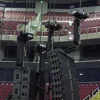 Die hohe Tragfähigkeit der LP2500 Kettenzüge eignet sich optimal, um die schweren Line-Array-Lautsprecher sicher und präzise in die gewünschte Position zu bringen.