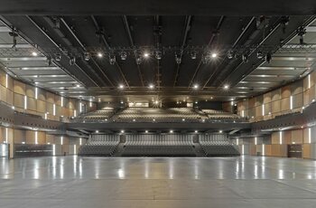 Die Konzerthalle mit dem Grundgerüst des Rigging-Systems mit Elektrokettenzügen und Motorfahrwerken