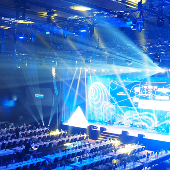 Das Rigging System kann mit unterschiedlicher Soundtechnik, Videotechnik und Lichttechnik ausgerüstet werden