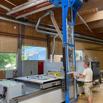 Holzplatte wird auf Arbeitstisch von Nesting CNC-gesteuertem Arbeitszentrum platziert