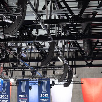 Das moderne Rigging-System in der Swiss Life Arena besteht aus 6 Traversen, die oberhalb der Eisfläche verteilt sind und von jeweils 5 Elektrokettenzügen LP1600 gehalten werden.
