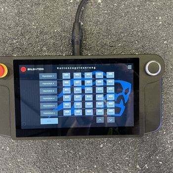 Sämtliche Befehle erteilt der Rigger über den kundenspezifischen Touch-Controller. Die Motoren lassen sich individuell aus-wählen und in Gruppen betreiben.