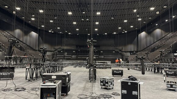 Für das Rigging in der St. Jakobshalle wurden GIS Elektrokettenzüge eingesetzt.