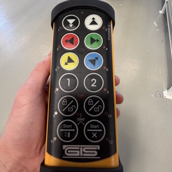 The crane system is operated via radio control. Tandem operation is enabled by default at start-up, but the operator can also select and control the hoists individually.