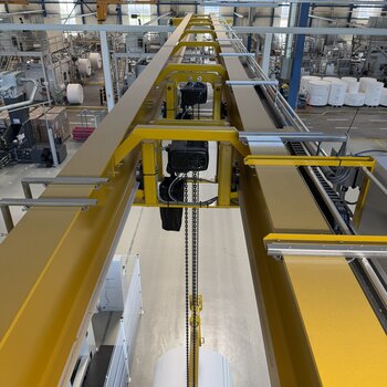 The two GIS GP1000 electric chain hoists, which are responsible for the lifting operation, are mounted between the steel girders of the crane bridge in a space-saving arrangement.