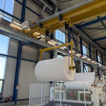 The GIS overhead crane is used to transport paper rolls to the unwinding machine on the cosmetic tissue production line and to remove the empty cores.