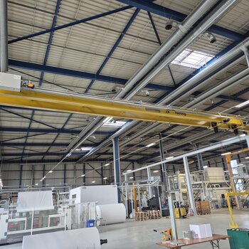 The crane system is designed as a free-standing system. The crane runway is mounted on a support structure consisting of ten columns.