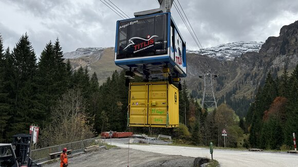 Bei der Talstation nimmt die Gondel einen Container für den Unterlasttransport auf. Die Bedienperson steuert den Vorgang per Funksteuerung.