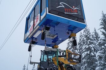 Transport einer Baumaschine bei Schneetreiben