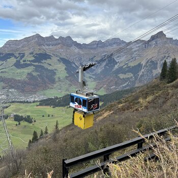 Die Titlis Bergbahnen transportieren mit ihren Luftseilbahnen, die mit GIS - Unterlasttransportsystemen ausgerüstet sind, Baumaterial und andere Güter von der Gerschnialp auf den Titlis.