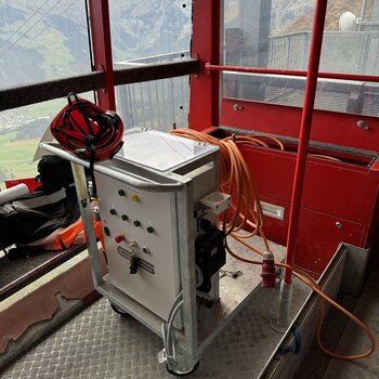 Die mobile Steuereinheit, das Gehirn der Transporteinheit, fährt mit der Gondel mit. Über sie erfolgt die Stromversorgung sowie die Überwachung der Kettenzüge.