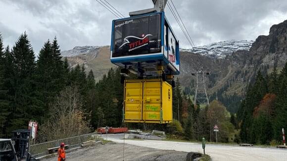 Bei der Talstation nimmt die Gondel einen Container für den Unterlasttransport auf. Die Bedienperson steuert den Vorgang per Funksteuerung.