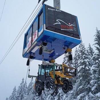 Transport einer Baumaschine bei Schneetreiben