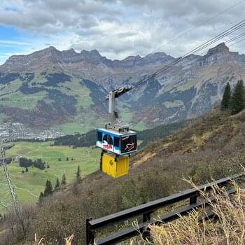 Die Titlis Bergbahnen transportieren mit ihren Luftseilbahnen, die mit GIS - Unterlasttransportsystemen ausgerüstet sind, Baumaterial und andere Güter von der Gerschnialp auf den Titlis.