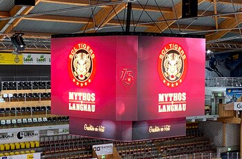 Videowürfel der SCL Tigers mit 114 m2 LED-Fläche, gehalten von drei GIS Motoren