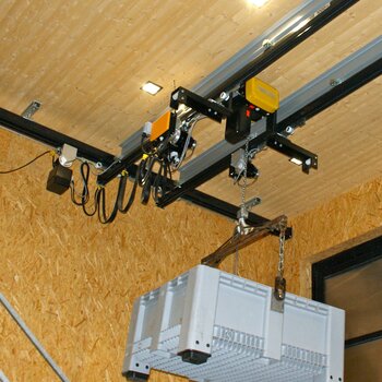 Dank hochgebautem Elektrokettenzug wird die verfügbare Raumhöhe optimal genutzt