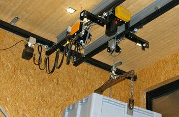 Thanks to the high-built electric chain hoist, the available room height is optimally used