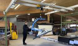 Vakuumheber mit GISKB Kransystem Für die Fertigung von Türelementen setzt die Firma Märki AG Innenausbau ein neues GIS Vakuum-Wendegerät in Kombination mit einem optimal in die Werkhalle integrierten GISKB Kransystem ein.