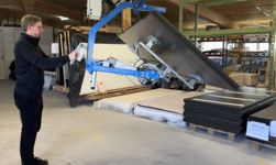 Mithilfe des Vakuum-Handlingsystems kann eine einzelne Person Werkstücke für den nächsten Arbeitsschritt platzieren und bei Bedarf um bis zu 180° wenden.
