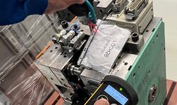 Das Hubgewicht wird mittels Lastmessbolzen des Kettenzugs in Echtzeit erfasst und auf dem Display der Funkfernsteuerung angezeigt.