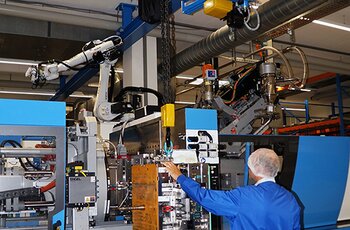 Ein Werkzeug wird zur Spritzgussmaschine transportiert. Die präzise Positionierung erfolgt mittels frequenzgesteuerten Antrieben aller Achsen.