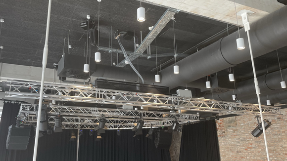 GIS Motoren halten ein Bühnensystem für lichtinstallationen und theatervorhänge