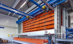 GISKB Zweiträgerhängekran mit Elektrokettenzug an Joch GISKB Kran mit parallelen Kranbrücken hebt lange, sperrige Metallstücke