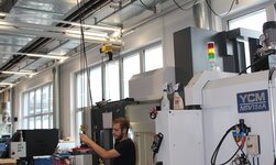 Elektrokettenzug GP mit GISKB Kransystem Leichtkransystem mit Elektrokettenzug für die Maschinenbestückung