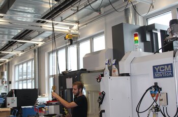 Leichtkransystem mit Elektrokettenzug für die Maschinenbestückung