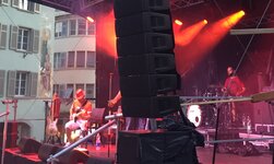 Lautsprechersysteme sind an einem Kettenzug befestigt