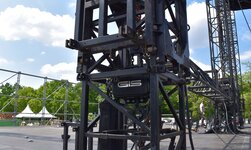 Bühnenkonstruktion mit Elektrokettenzüge an Musikveranstaltung im Freien 