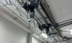 Gasgeschützte ATEX-Kettenzüge Hubgeräte im Einsatz in einer Lackiererei mit leicht entzündlichen Dämpfen in der Luft