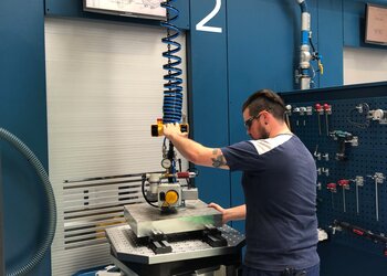 Kettenhandy wird eingesetzt zum Bestücken von Werkteilen in der Maschinenfabrik