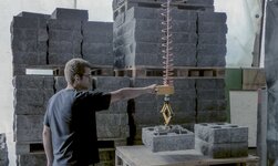 Kettenhandy in Bauindustrie Bausteine werden gehoben mittels Handy-Kettenzug und spezieller Lastaufnahme