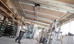 Grosse Glasplatten werden mit Kransystem kombiniert mit Vakuumheber transportiert