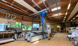 GISKB Kransystem Plattentransport Mit dem Kransystem werden Holzplatten vom Regal zur Maschine transportiert