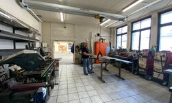 Zweiträger-Hängekran GISKB mit Zwischenbau Kransystem in Werkstätte mit knappen Platzverhältnissen