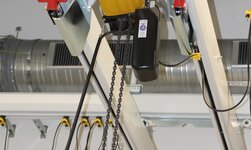 Kranbrücke GISKB mit Joch Elektrokettenzug wird zwischen Kranträger platziert für maximale Hubhöhe