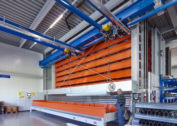 Kransystem mit synchronen elektrokettenzügen für das heben von langen gütern