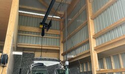 Kran Bootstransport Elektrokettenzug hebt Boot vom Schiffsanhänger
