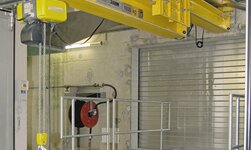 Hängebahn mit Teleskop-Ausleger Teleskoparm sorgt für grössere Reichweite des Kransystems